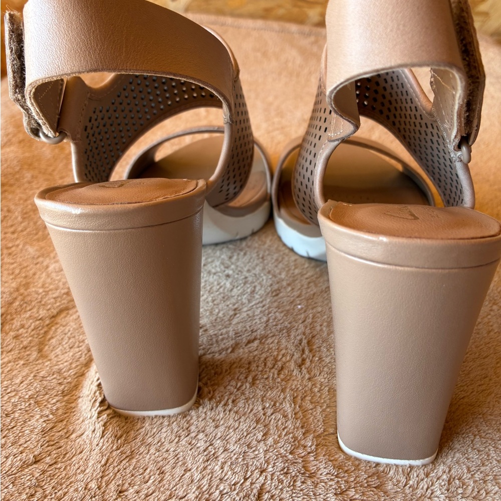 NWOT CLARKS Artisan Pastina Malory Open Toe Leather Sandals in Sand Size 8.5 - Picture 4 of 7